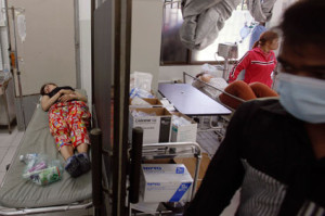 原因不明　工場で倒れ、プノンペン市内の病院で手当てを受ける労働者（4月3日）