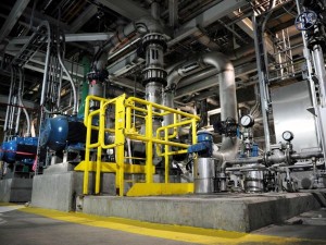 　CO2回収貯留（CCS）設備内のパイプやタンク。カナダのサスカワチュン州エステバンにあるバウンダリーダム発電所のCCS始動式にて。