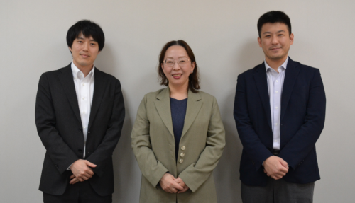 インタビューに参加した公債課長の橋口氏㊥と、同課課長代理の辻野和昭氏㊨、同課主任の松本右起㊧