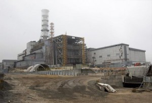 未舗装の路面や足場が組まれた建物は、どこにでもある建設現場の風景に見える。しかし、チェルノブイリ原発の密閉作業ははるかに困難だ。