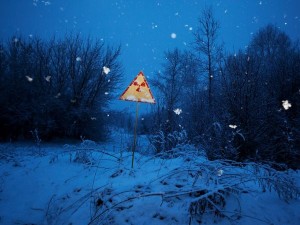 プリピャチへ向かう道の脇に立つ、放射線の危険を知らせる標識。