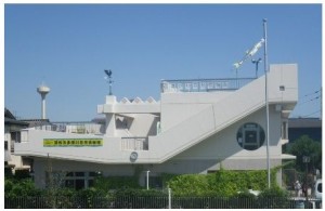 図1　屋根貸し事業の対象になる「多摩川自然情報館」。出典：調布市環境部