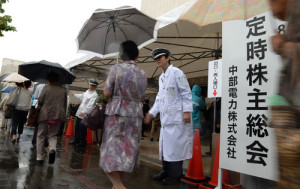 降りしきる雨の中、中部電力の株主総会に向かう株主たち＝名古屋市東区で２０１３年６月２６日午前９時２０分、兵藤公治撮影