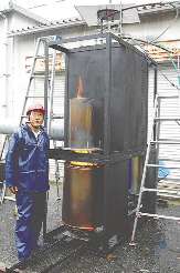 煙を出さずに発電するバイオマス装置を開発した矩義所建築の松久利光社長＝岐阜県本巣市で