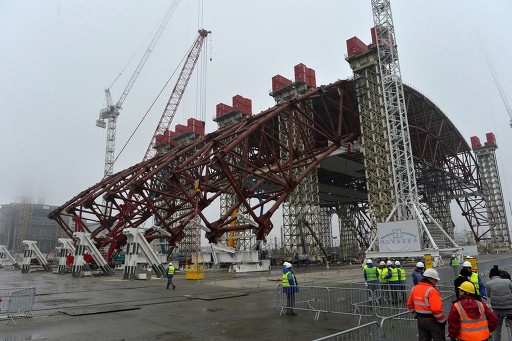 ウクライナのチェルノブイリ（Chernobyl）原発で組み立てられる「新安全閉じ込め設備」。事故を起こした原子炉を覆うことになるアーチ型巨大建造物の一部分