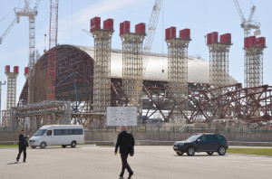 ウクライナ北部チェルノブイリ原発で、事故を起こした４号機の石棺を覆うために建設中の巨大なシェルター＝２０１３年４月（共同）