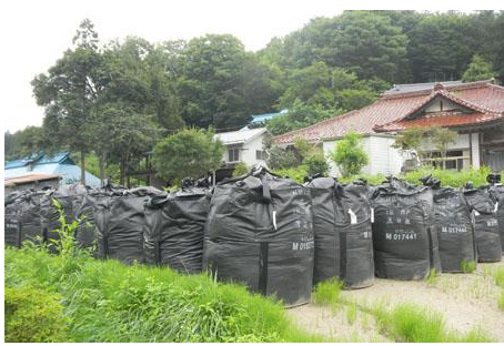 除染廃棄物は各町に山積みされている