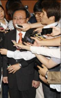 「検査を見なくても類推できる」という韓国の姜東遠議員（マイクを突き付けられている人物）