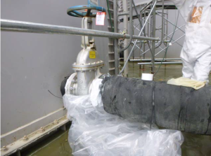 ビニール袋で水滴受けを応急措置された連結弁