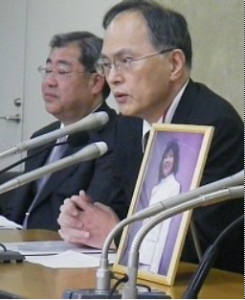 過労自殺した森美菜さんの遺影を前に提訴への思いを語る父の豪さん（右）＝厚生労働省記者クラブで２０１３年１２月９日、東海林智撮影