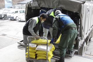 山田町で物資の配送作業を担当する「大雪りばぁべっと」の担当者ら