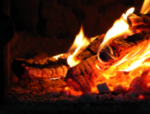 心休まる暖炉の火だが、大気汚染、温暖化につながる