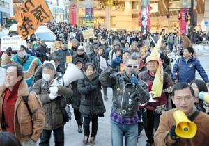 渋谷の街中で脱原発を訴えるデモの参加者＝１６日、東京都渋谷区で