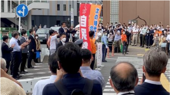 7月8日、奈良で応援演説中に殺害される直前の安倍元首相　　Photo by TAKENOBU NAKAJIMA via REUTERS
