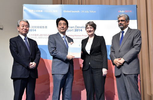 日本で開いたUNDPの会合でヘレン・クラークUNDP総裁らと記念写真で澄ます安倍首相