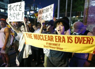 東京電力福島第１原発の汚染水漏れに抗議し、東京電力本店前でデモをする市民ら＝２８日夜、東京・内幸町