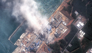 3月14日（月）〉水素爆発を起こし、白煙状の湯気を噴き上げている東京電力・福島第一原子力発電所３号機（中央）。建物の骨組みがむき出しになっている。左端の１号機の屋根が吹き飛んでいる様子も確認できる＝１４日、米デジタルグローブ提供