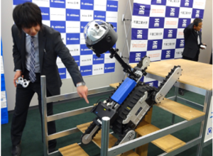 狭い通路や階段を自由に走行できる