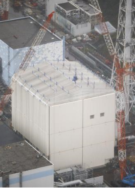 解体に向け作業が始まった福島第１原発１号機の原子炉建屋カバー＝２２日
