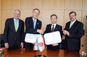 レンメル環境相（左から２人目）と締結した覚書を交わす村田副知事（右から２人目）