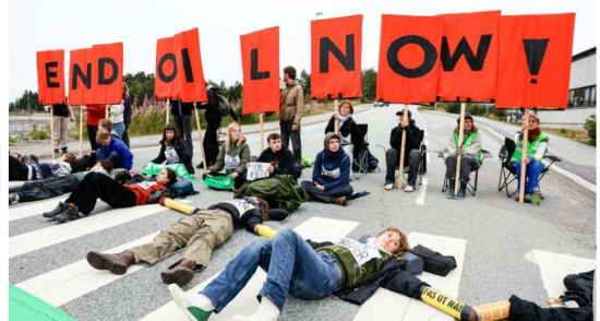 石油産業廃止を求めて、道路上で、ダイイン！