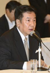 青森県知事らに新たなエネルギー戦略について説明する枝野経産相＝１５日午前、青森市