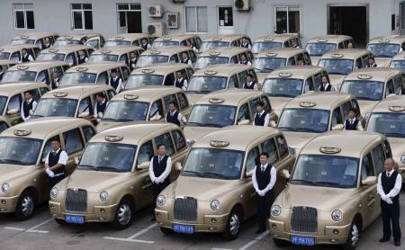 　１０月２１日、国有企業の一汽轎車（ＦＡＷ）や浙江吉利控股集団（ジーリー）を含む中国の自動車メーカー各社は、厳格な乗用車の燃費基準が来年導入されるのを前に、環境対応車の拡充を急いでいることがわかった。ジーリー製のタクシー。上海で１１日撮影（２０１４年　ロイター/Stringer）
