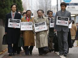 全国１４の高裁・高裁支部全てに衆院選無効を求めた一斉提訴で、プラカードを手に東京高裁に入る原告団＝１７日午後