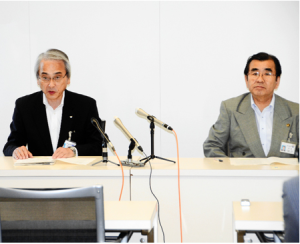 側溝除染に関する中間報告を発表する仁志田市長（右）と鴫原副市長