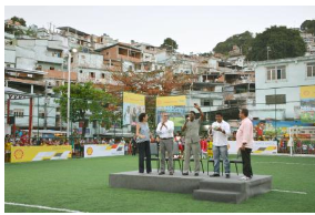 １０日、リオデジャネイロのスラム街にできたサッカー場の完成式典に参加したペレ氏（中央）ら（共同）