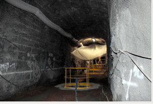 オンカロの深さ４２０メートルに造られた坑道。中央の鉄柵の下に縦穴があり、ここに使用済み燃料を入れる