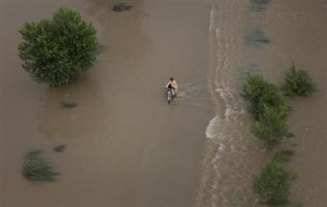 ７月３日、国連の世界気象機関は、２００１─１０年が前例のない異常気象に見舞われた１０年間だったとする内容の報告書を発表した。写真は２０１０年８月、洪水が発生したパキスタンで撮影（２０１３年　ロイター／Adrees Latif）