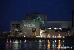 「原発事故に、代償を払う準備はありますか？」と、原発建屋にメッセージをかかれた仏トリカスタン原発