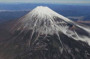 富士山＝２０１１年１２月、本社ヘリから梅村直承撮影