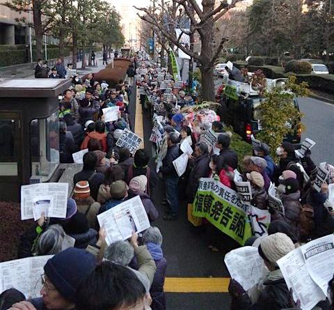 福島原発告訴団による東京地検包囲行動が２２日行われ、６２０人（主催者発表）が東京地検前の狭い歩道を埋め尽くした。