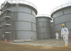 原発敷地に建設されている貯水タンク