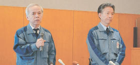会見する広瀬社長（左）と石崎芳行福島本社代表