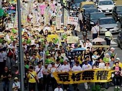 日本の原子炉輸出第１号となった台湾の第４原発建設反対を訴え、デモ行進する市民＝台北市で２０１３年５月１９日、鈴木玲子撮影