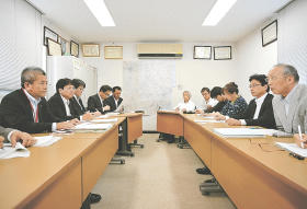 東電の担当者ら（左側）と交渉する脱原発団体のメンバー