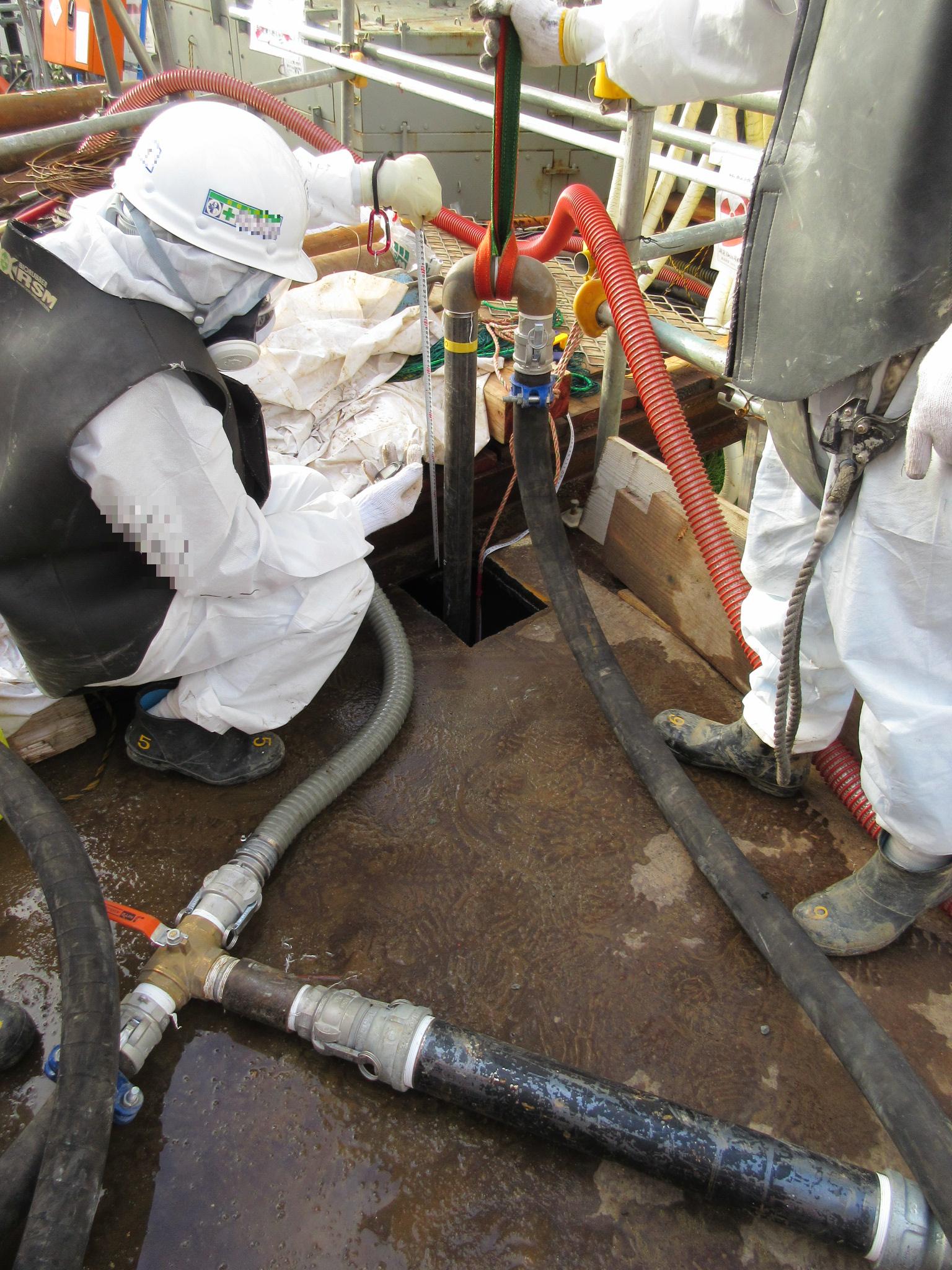 ２号機海水配管トレンチ開削ダクト間詰め充填作業の様子