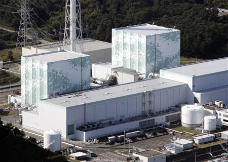東京電力の福島第１原子力発電所の５号機（左）＝福島県双葉町