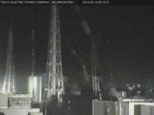 停電のあった東京電力福島第１原発（19日午前０時18分、東京電力のライブカメラから）