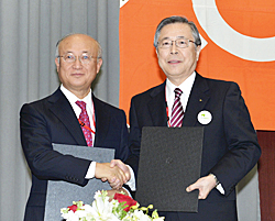 協力に関する覚書を交わす天野ＩＡＥＡ事務局長（左）と佐藤知事＝１５日午後、郡山市・ビッグパレットふくしま