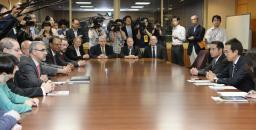 石原環境相（右端）との会談で、あいさつするＩＡＥＡのレンティッホ団長（左から３人目）＝２１日午後、東京・霞が関