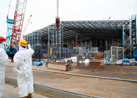 報道陣に公開された、今月中にも試運転が始まる見通しの多核種除去設備（ＡＬＰＳ）＝１日、東京電力福島第一原発