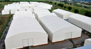 福島県県北浄化センターで下水汚泥を保管しているテント。センター外への一部搬出が始まったが、現在も汚泥は増え続けている＝６月