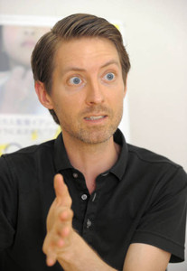 映画「Ａ２－Ｂ－Ｃ」について語る、イアン・トーマス・アッシュ監督＝東京都内で