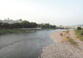 会場の阿武隈川。右側の岸に灯籠を並べる代替行事に切り替えて実施する＝福島市