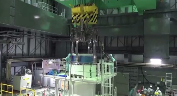 4号機のプールから使用済み燃料を運び出すためのクレーン