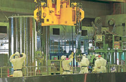 廃炉作業が本格化し、使用済み核燃料が入ったキャスクをつり上げる作業員ら＝２０１３年１１月１２日、福島第１原発４号機